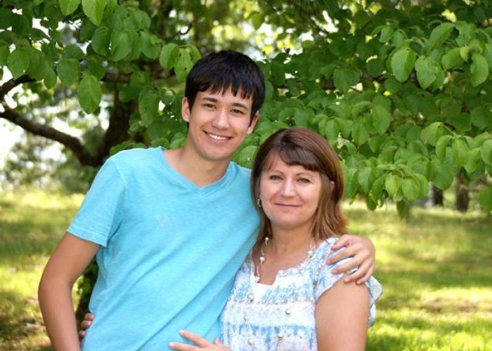 十几岁的男孩和他的母亲